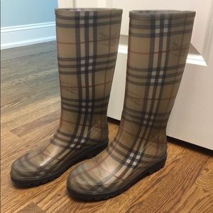 Burberry rain boots. In great condition!